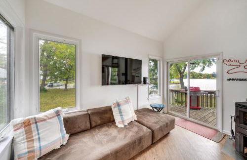 Island Retreat on Pistakee Lake Deck and Gas Grill! - Photo 4