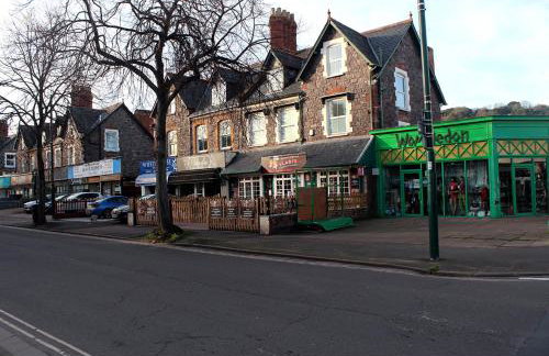 Modern 2BR Apartment - Prime Location Near Beach & Town - Sleeps 5 - Foto 42