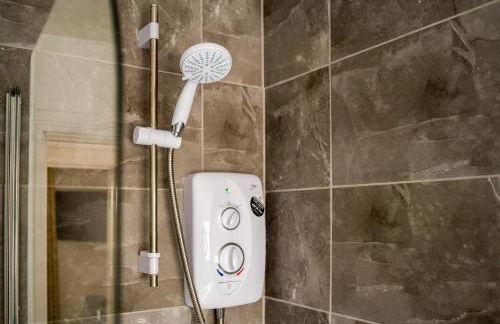 Spacious and Bright 2 Bedroom Ground Floor Apartment 5 min walk from town centre with Free Parking Business and Leisure by Jesswood Properties - Foto 6