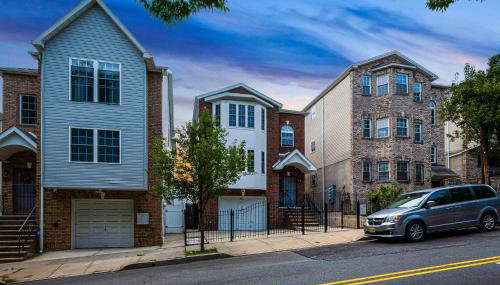 Newark Gem Ruby 3BR, 3BA - Sleeps 14 - Walk to Prudential Center and Newark Penn Station, Near EWR and American Dream Mall, includes Parking - WiFi - Laundry - Backyard - Gym - Foto 5