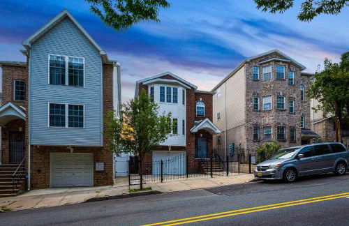 Newark Gem Ruby 3BR, 3BA - Sleeps 14 - Walk to Prudential Center and Newark Penn Station, Near EWR and American Dream Mall, includes Parking - WiFi - Laundry - Backyard - Gym - Foto 5