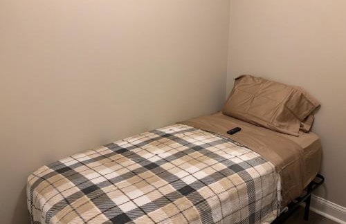 Modern Comfort in Historic East Baltimore Stylish 3BR Row Home - Photo 25