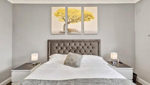 Modern Terraced House with Private Garden, Near Airport & MET Office - Foto 2