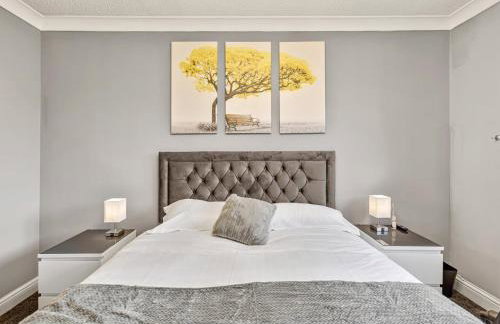 Modern Terraced House with Private Garden, Near Airport & MET Office - Foto 2