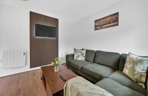 City Centre 2BR Apt with Balcony Access and Free Parking - Foto 28