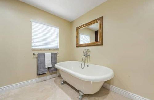 Home with pool by Dream Vacation - Foto 7