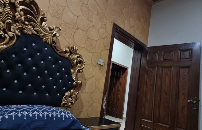 Impeccable 4-bed Villa in Gujrat - Photo 3