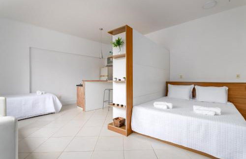 32-COP · CurtaCopacabana: Studio funcional com tudo embaixo - Foto 13