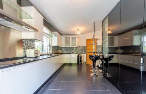 Stunning 4-Bedroom Villa With Pool - Perfect For Families - Foto 27