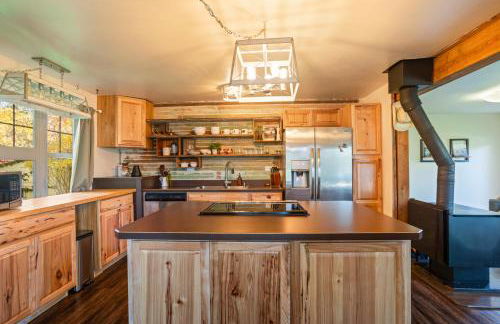 Glacier Retreat on 4 Acres with Sauna & Fire Pit - Foto 9