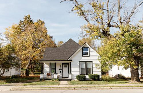 "The Homestead" UPSCALE STAY - Downtown with Yard - Foto 26