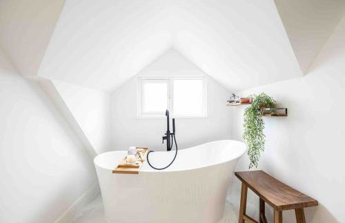 The Lymington Hub Slps 13 hot tub/chef/spa - Photo 6