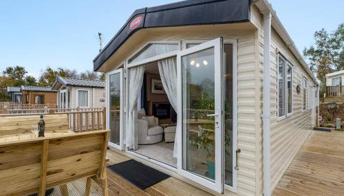 Lake View Holiday Home - Fishing Lakes, Heated Outdoor Swimming Pool 500yrds on Sister Park , Pool Open June to September - Foto 4, pet friendly