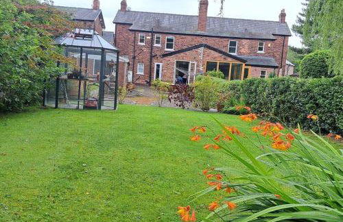 Stunning 3BD Victorian House in Bramhall Village - Photo 8
