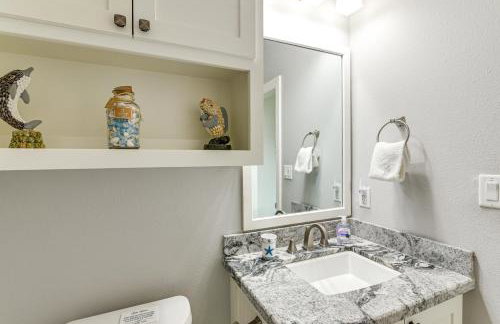 Walk to Shore Crystal Beach Escape with Deck and Bar! - Foto 11