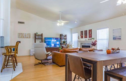 Modern House with Office Cornhole Near Freeways - Foto 13