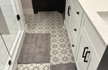 Loop, New Luxurious Large 3BR House, Sleeps 11 with Free Parking - Photo 47