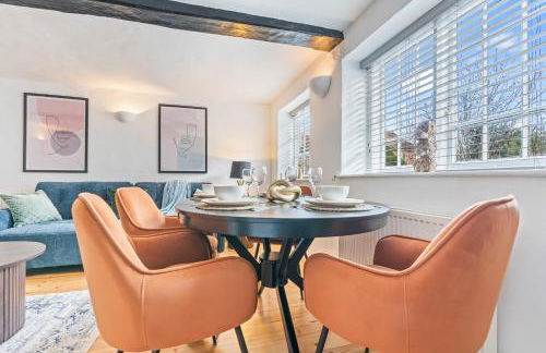 3BR Kingswood Cottage with Detached Unit - Photo 52