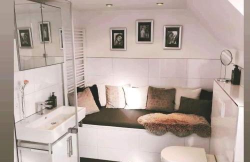 Pfälzer Herzel mit 2 Schlafzimmern und Blick über die Rheinebene kostenfreiem Parkplatz und Wlan fußläufig zum Wald und den Weinbergen Weinkühlschrank Brötchenservice Garten mit Gasgrill - Foto 5