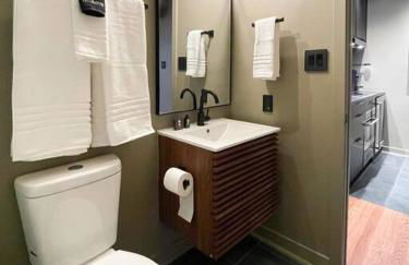 Luxury Warehouse District Condo - Foto 24