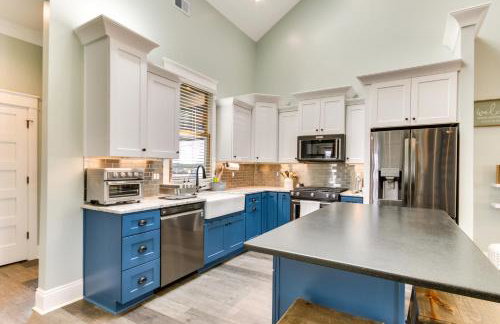 Greenwood Getaway with Furnished Patio and Lake View - Foto 7