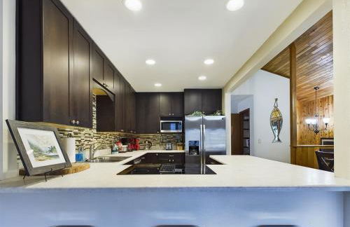 Updated Duplex with Mountain & Filtered Water View - Foto 42