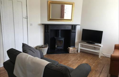 Cosy Arts & Crafts Cottage with stunning views - Photo 11