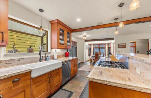 Spacious 5 Bed Retreat, Walk to Lifts and Main - Photo 25