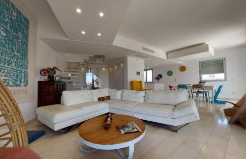 Luxury Seafront Villa with Rooftop Pool & Stunning Sea Views - Foto 12