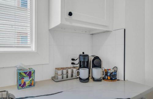 Stylish & Bright 3BR • Near Hospitals + Parking - Photo 8