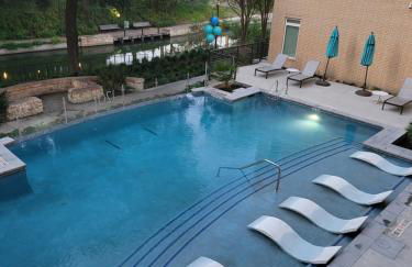 Beautiful Condo on Riverwalk w King Ste Free Parking Pet friendly centrally Located on the Riverwalk - Photo 16