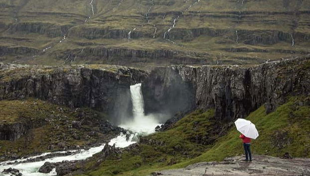 Admirando las cascadas del este de Islandia