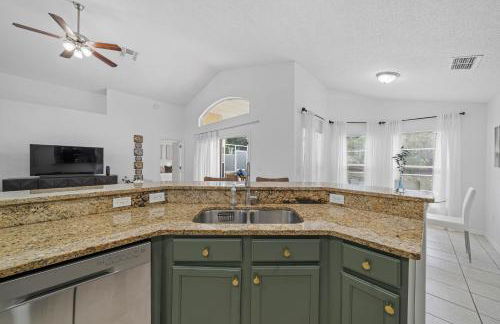 Stunning 4-bedroom Villa w/ Pool - Close to Disney Parks and Gulf Courses! - Photo 11