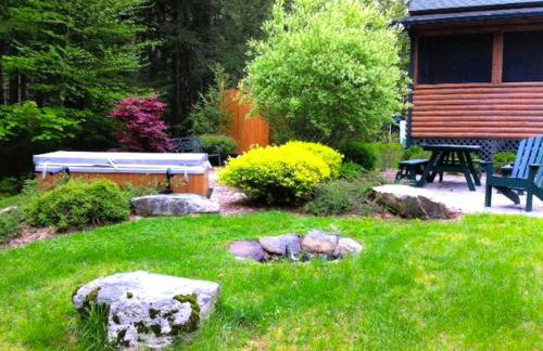 Cozy Log Cabin with a Private Hot Tub near Beartown State Forest, Massachusetts - Foto 5