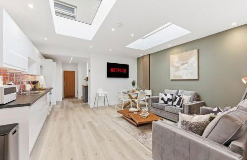 Unique 5 Bedroom 4 Bathroom House with Self-Contained-Studio - Excellent Location - Pool Table, Super-Fast Wifi, Smart TV and Self-Check-In by Yoko Property - Photo 16