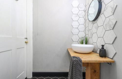 Extravagant 6 Bed Victorian Townhouse with Hot Tub - Photo 41