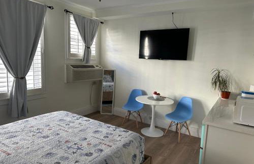 Romantic Studio in the Heart of Palm Beach - Photo 7