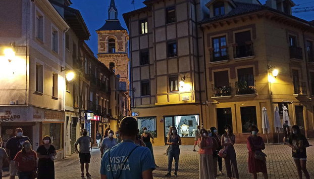 Free tour por la judería de León - Foto 5, Recorriendo el barrio Húmedo de León al caer la noche