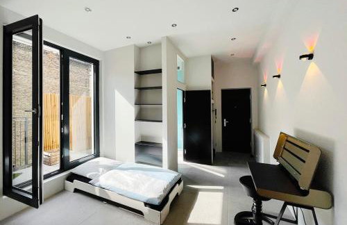 Room with a bathroom and private entrance door - Photo 1