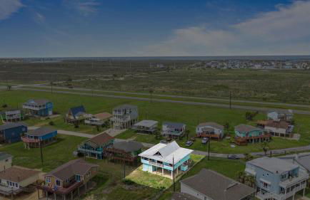 2nd Row Home Close to Beach - Foto 20