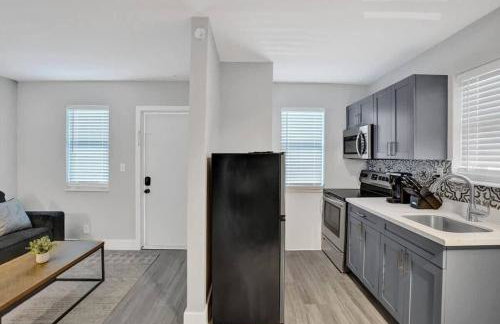 Rustic Retreats Beachy 1BR for 4 guests in the heart of Fort Lauderdale - Foto 12