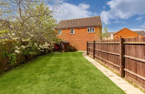 Stylish 3 Bedroom House - Excellent Location - Free Parking, Garden, Fast Wifi, Work Space and Self-Check-In by Yoko Property - Foto 26