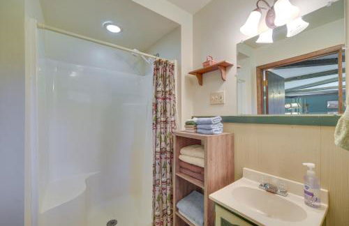 Spacious Winter Retreat with River Access and Kayaks! - Foto 18