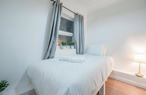 Bright Cosy Cottage with Parking and Outdoor Patio - Foto 7