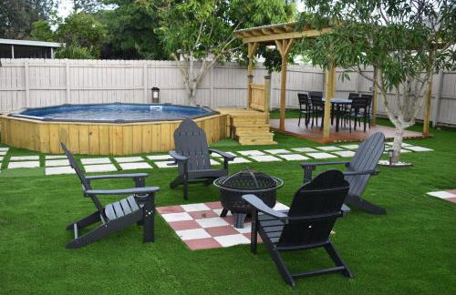 Blisscapade Pool Movie Theater Games Backyard - Foto 15