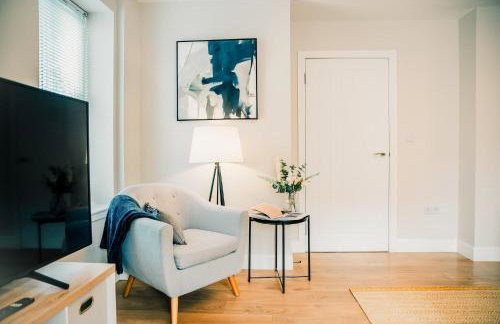 Modern Central 2 Bed Apartment with Parking - Photo 21