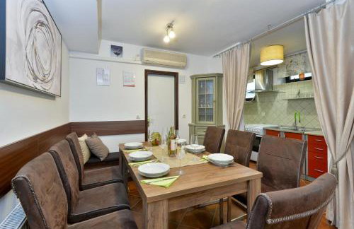 Twin Oasis Retreat with Pool & Spa - Happy Rentals - Foto 30