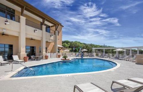 Enjoy the scenery of Lake Marble Falls in 2BD resort condo with family - Photo 7