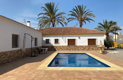 Chalet con piscina privada de 4 dormitorios Las Herrerias -cerca de Vera Playa- - Foto 7