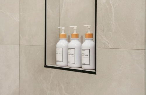 Modern 2BR2BA Condo Free Parking and Balcony - Foto 31